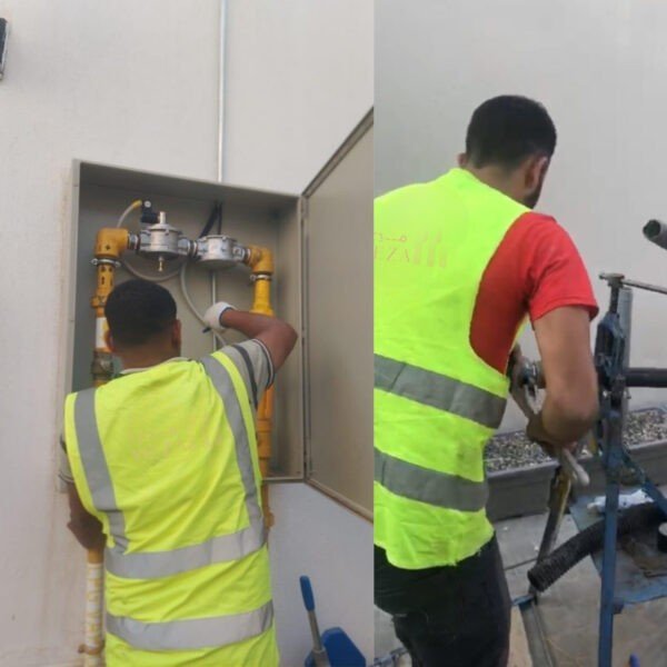 فني يقوم بفحص شبكة الغاز المنزلية في الرياض باستخدام جهاز ضغط للتأكد من عدم وجود تسرب